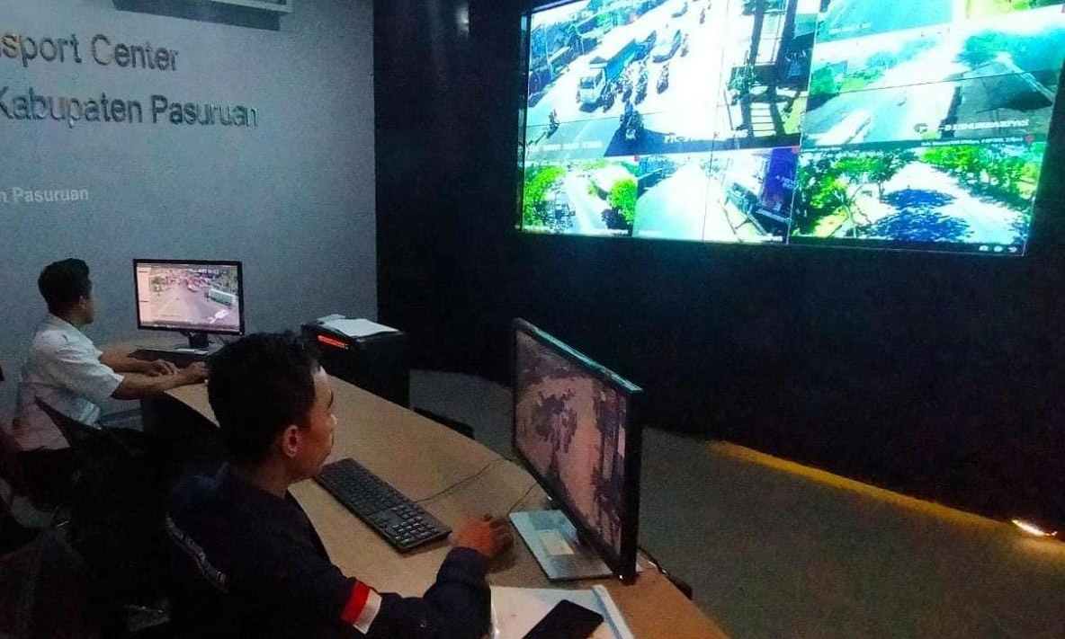 PANTAU: Petugas Dishub Kabupaten Pasuruan saat memantau CCTV di Pasuruan Transport Center. Tahun depan, Dishub mengusulkan untuk menambah sebaran CCTV.