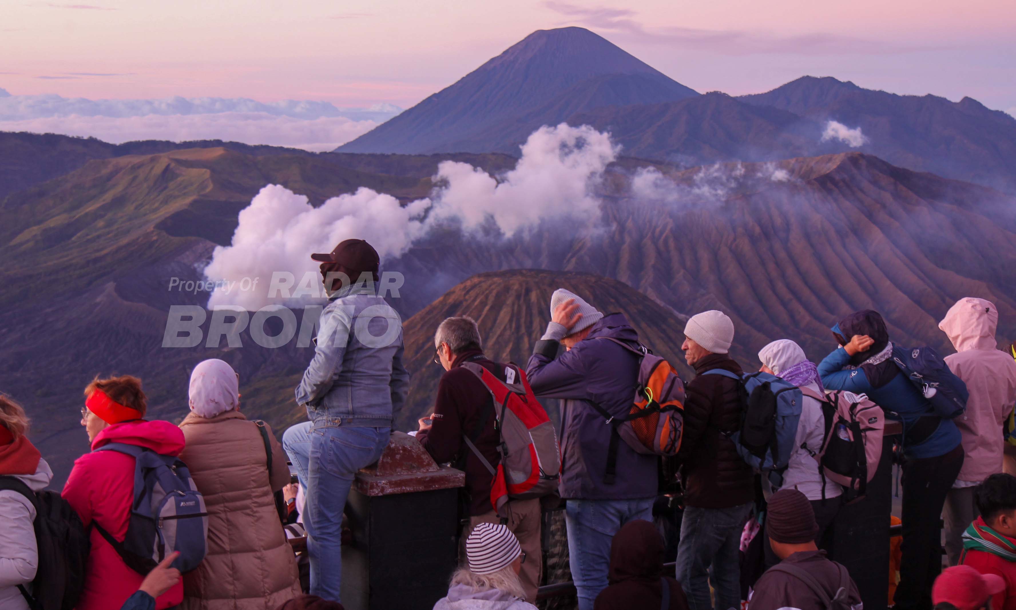 MEMIKAT: Kawasan penanjakan Gunung Bromo yang menyajikan daya tarik wisata kelas dunia. Selain kawasan Gunung Bromo, Pemkab Pasuruan mengandalkan PAD wisata dari Banyubiru dan Ranu Grati.