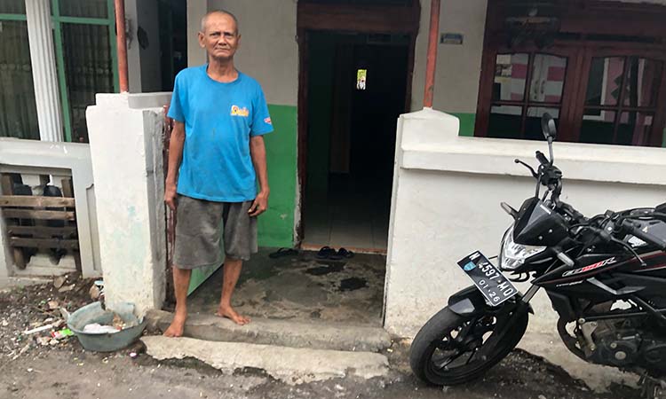 KORBAN: Slamet, 67, warga Kelurahan/Kecamatan Mayangan, yang menjadi korban penipuan motor, Sabtu (15/11). (inneke Agustin/ Radar Bromo)