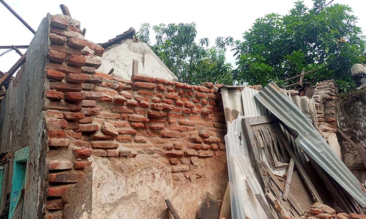 Kondisi atap rumah Lianawati Tjandra  yang ambrol usai diguyur hujan lebat dan angin kencang.