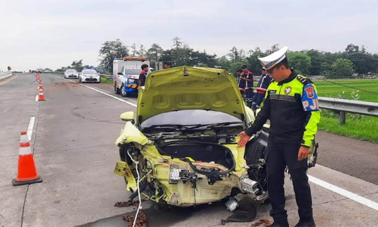 BAGIAN DEPAN: Mobil Porche yang mengalami kecelakaan di ruas Tol Probolinggo-Pasuruan, Minggu (16/11) siang.