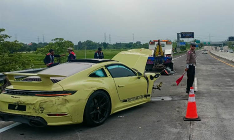 SEBELUM DIEVAKUASI: Mobil Porche alami kecelakaan di ruas Tol Probolinggo-Pasuruan, Minggu (16/11) siang