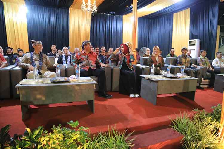 VIP: Didampingi Kepala Disdikbud Dr. Siti Romlah, Wali Kota Probolinggo dr. Aminuddin dan Ketua TP PKK dr. Evariani Aminuddin, usai menerima udeng dan topi dalam PNC Tahun 2025, Sabtu (15/11) malam.