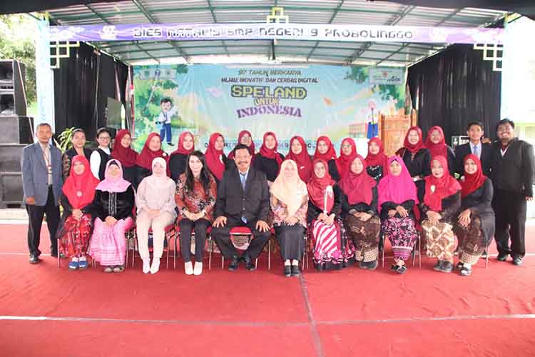 SINERGI: Kepala Disdikbud Kota Probolinggo Dr. Siti Romlah (tengah) berfoto bersama Kepala SMPN 9 Qamaruddin dan para guru SMPN 9 usai digelarnya Dies Natalis ke-97.