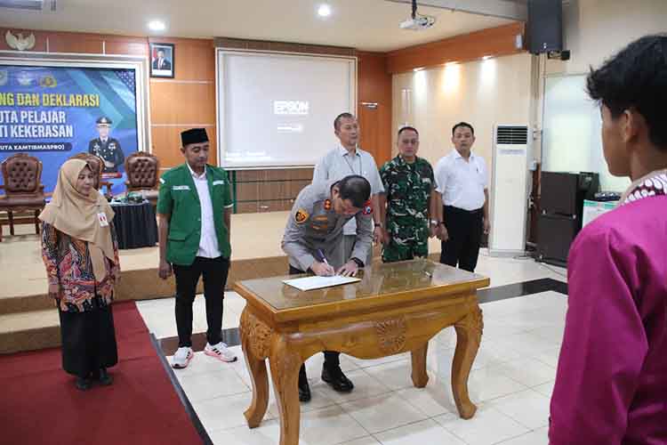 DEKLARASI : Launching dan Deklarasj Duta Pelajar Anti Kekerasan ditandai dengan penandatanganan deklarasi bersama anatar sejumlah pelajar dengan kepolisian dan&nbsp; Pemkot Probolinggo