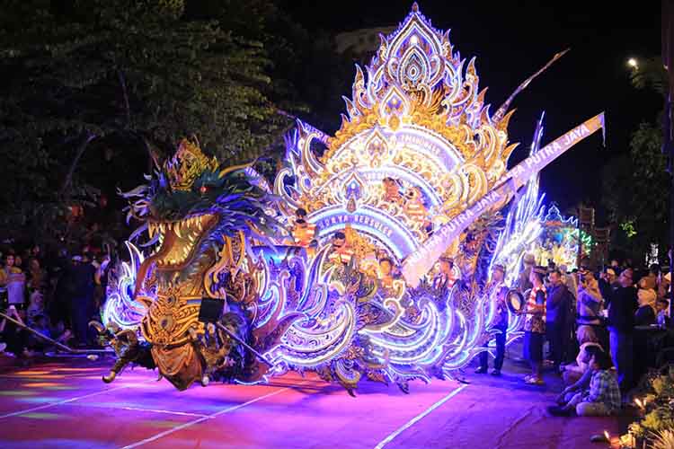 SENI MUSIK DUG-DUG: Peserta pertama tampil dengan seni musik dug-dug Lancing Sengit Percussion.