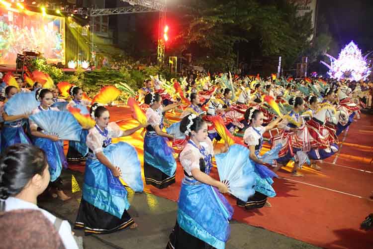 100 PENARI: Seratus penari tampil memerihkan PNC sebelum acara resmi dibuka. Mereka tampil membawa Tarian Jaran Bodhag.