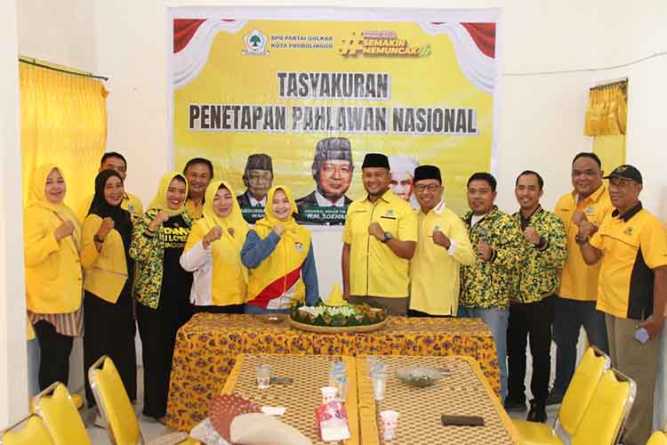 TUMPENG : DPD PARTAI Golkar kota Probolinggo foto bersama sebelum potong tumpeng, Sabtu (15/11).
