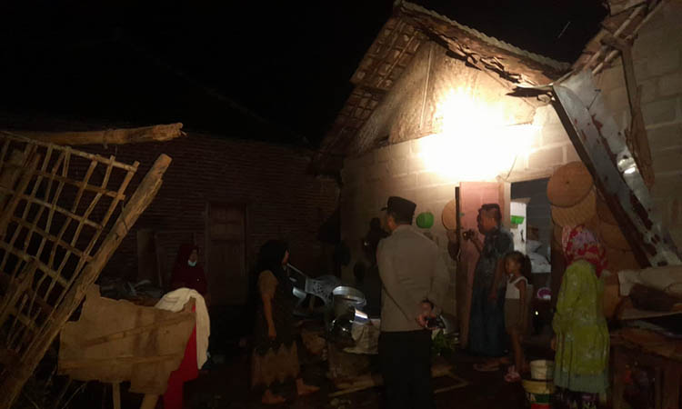 RUSAK: Dapur rumah warga Desa Kepuh di Kejayan yang rusak akibat diterpa angin kencang.