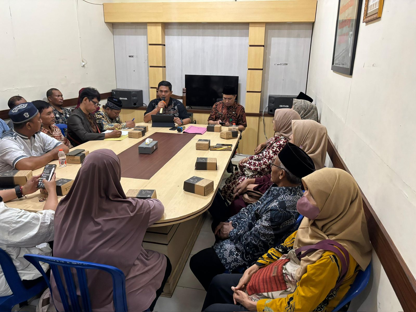 PEMBINAAN: Kasat Reskrim Polres Probolinggo Kota berikan pembinaan pada remaja, orangtua, dan pihak sekolah di ruang Diversi Unit PPA Polres Probolinggo Kota, Jumat (15/11).