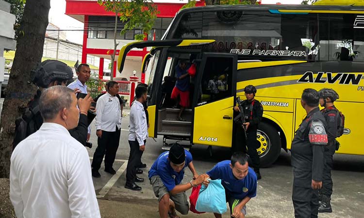 NAIK BUS: Sejumlah napi saat dipindah ke Lapas Bojonegoro.