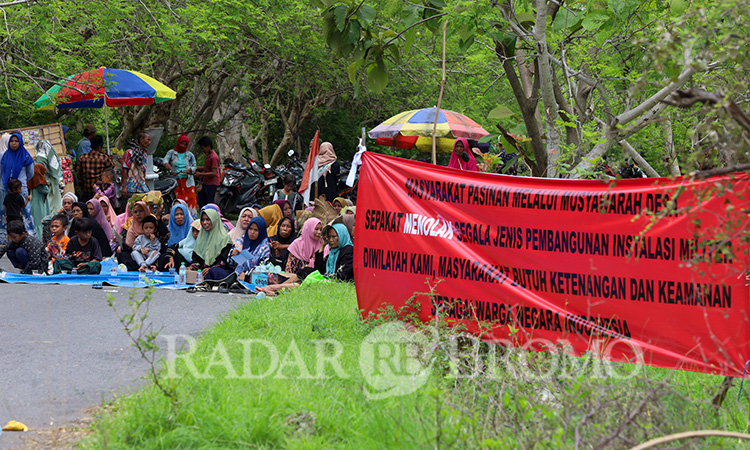ISTIGHOTSAH: Warga saat menggelar istighotsah menolak pembangunan sekolah tamtama di Lekok, Kabupaten Pasuruan.