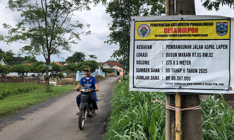 NYAMAN: Jalan alternatif penghubung ketiga dusun di Desa Ngepoh paska diaspal sangat nyaman untuk dilintasi, Jumat (7/11)