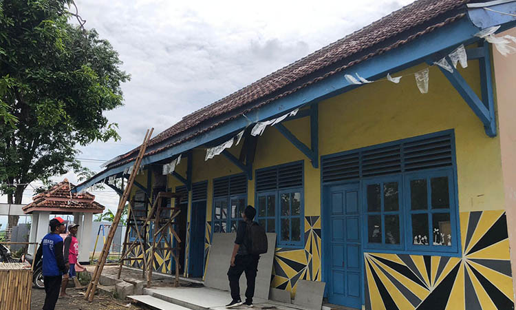 REHAB: Perangkat Desa Ngepoh saat melihat pengerjaan perbaikan gedung PAUD dan TK Pertiwi di Desa Ngepoh, Kecamatan Dringu, Kabupaten Probolinggo.