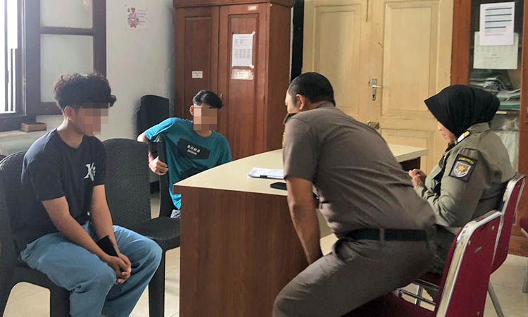 DIAMANKAN: Sejumlah pelajar bolos terjaring patroli rutin Satpol PP Kota Probolinggo dan diamankan ke Mako, Senin (17/11).