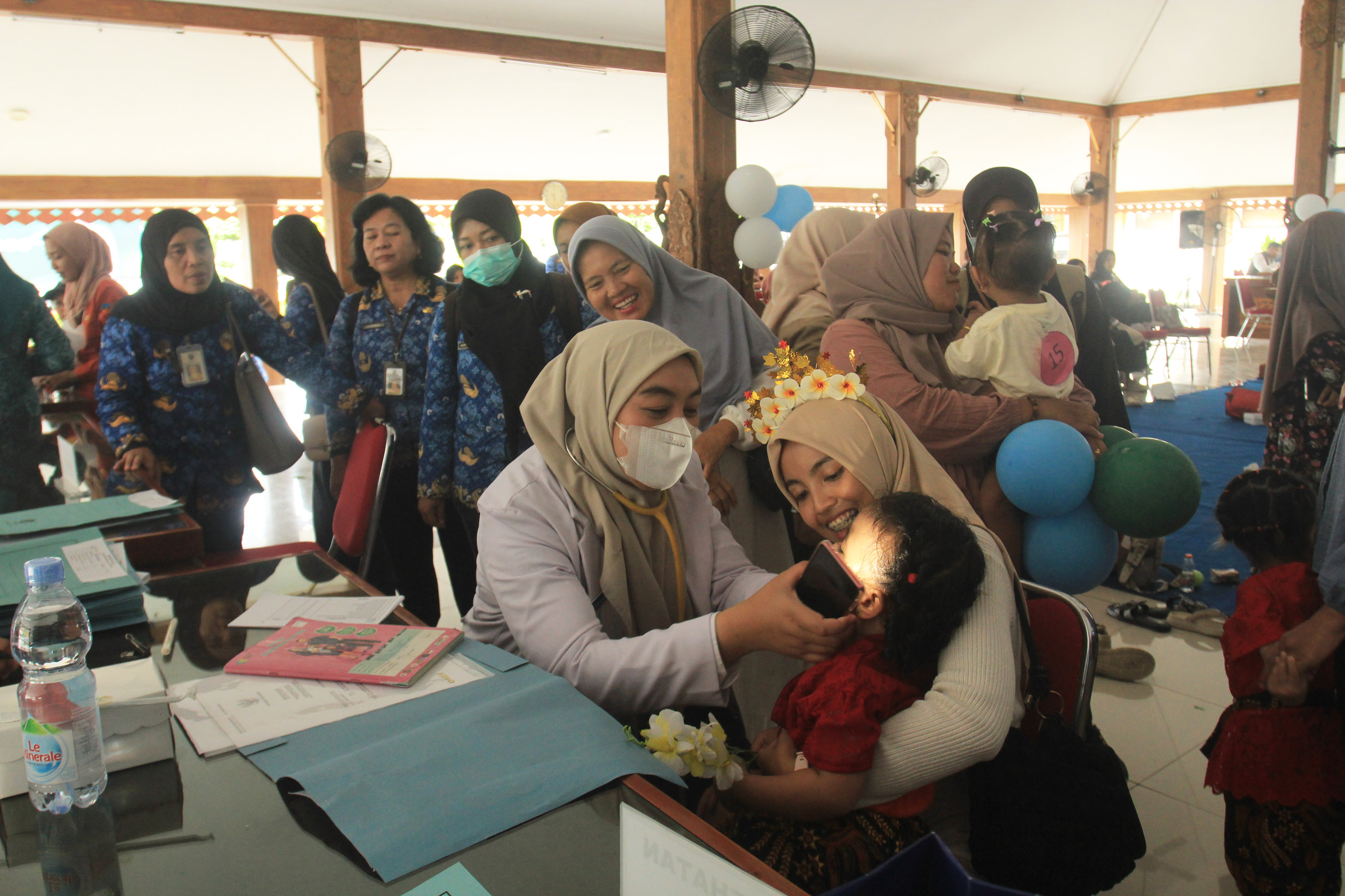 PEMERIKSAAN: dr. Fauziah Prastiwi, Sp.A., M.Ked.Klin. juri kesehatan umum melakukan pemeriksaan gigi, mulut, dan telinga balita.