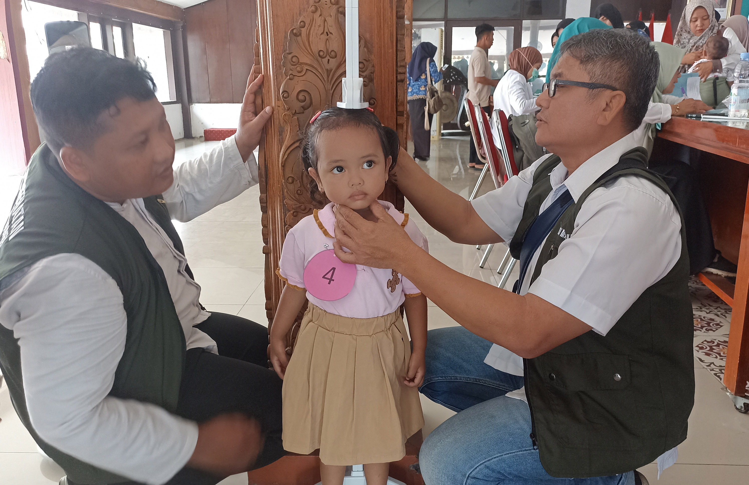 TINGGI BADAN: Tim Dinkes Kabupaten Probolinggo secara bergantian mengukur tinggi badan balita peserta lomba.
