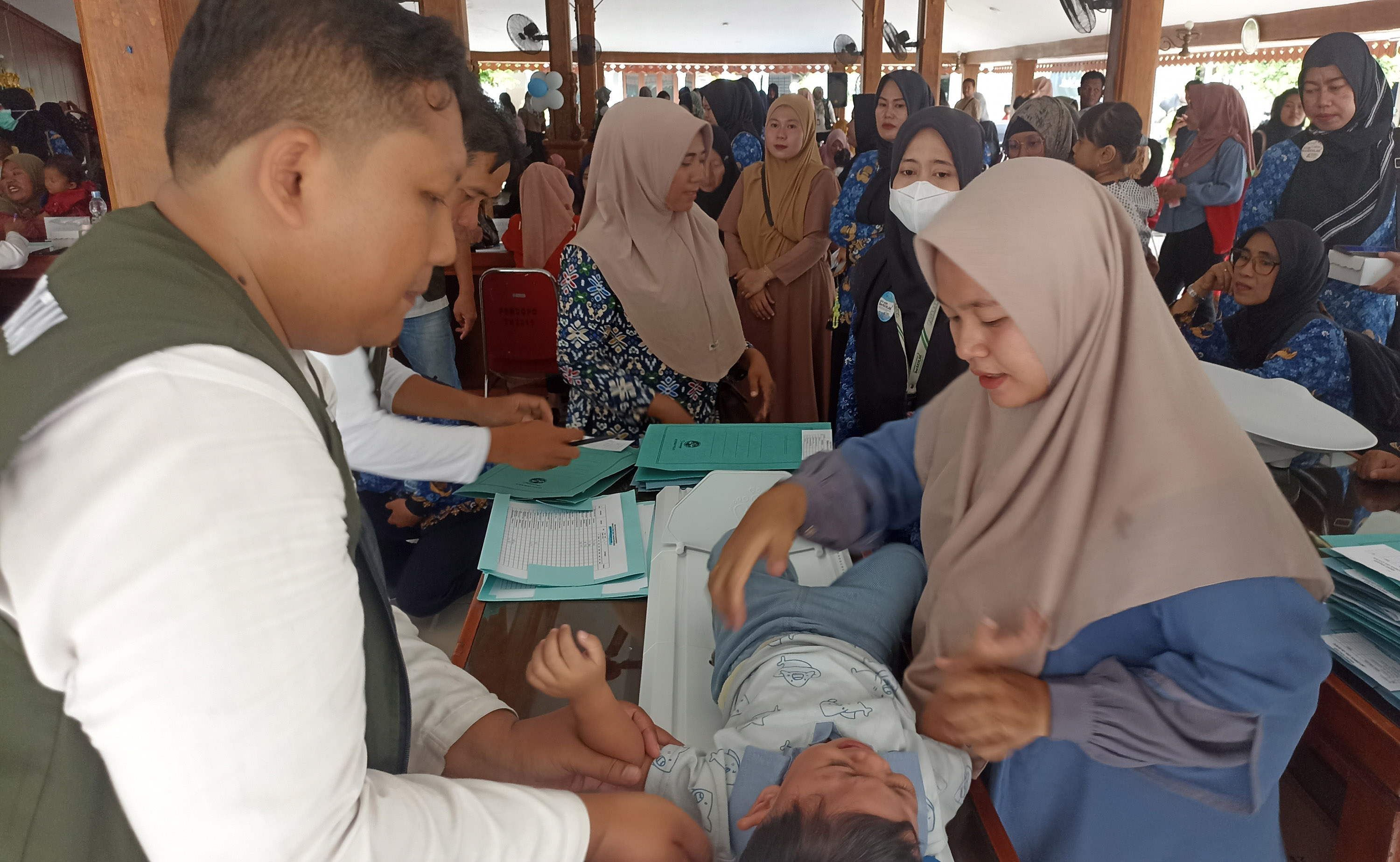 BERAT BADAN: Balita peserta Lomba Balita Sehat diukur berat badannya untuk mengecek kesesuaian bobot dengan usia.