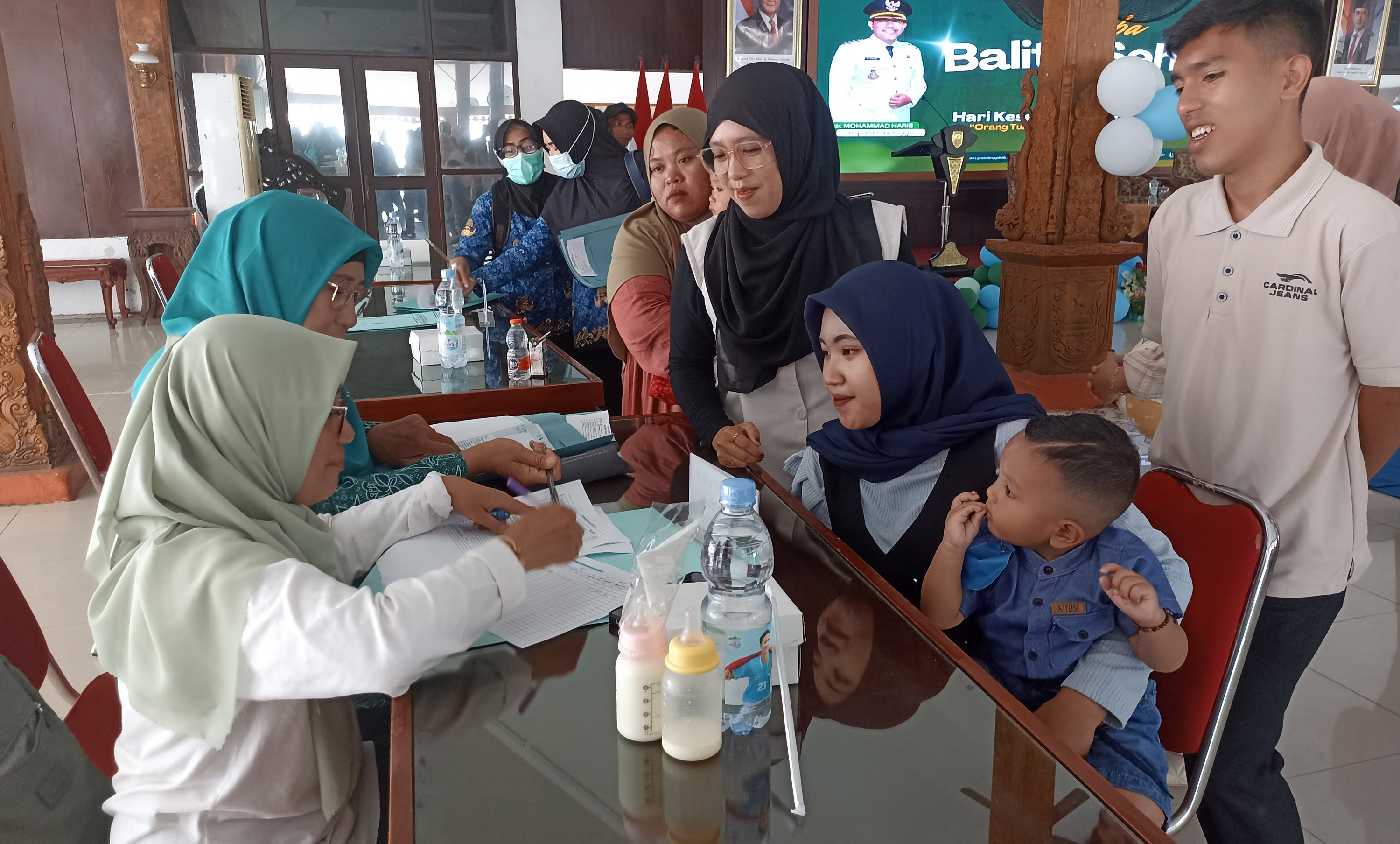 WAWANCARA: Selain balita, orang tuanya juga dinilai melalui wawancara untuk mengetahui kemampuan orang tua dalam mengasuh dan memberikan asupan gizi balita.