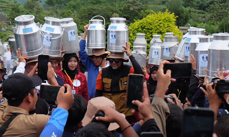 ANGKAT EKONOMI: Salah satu gelaran acara dalam gelaran Seven Lakes Festival 2025 yang digelar di Krucil dan Tiris.