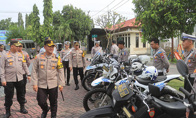 SIAP MENINDAK PELANGGAR: Kapolres Probolinggo AKBP M Wahyudin Latif mengecek kesiapan personel untuk melaksanakan operasi zebra semeru.
