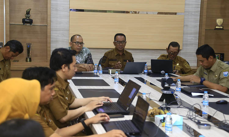 SOSIALISASI: Sekretaris Daerah Kabupaten Probolinggo Ugas Irwanto (tengah) saat menyosialisasikan ASN SAE AWARDS 2025)