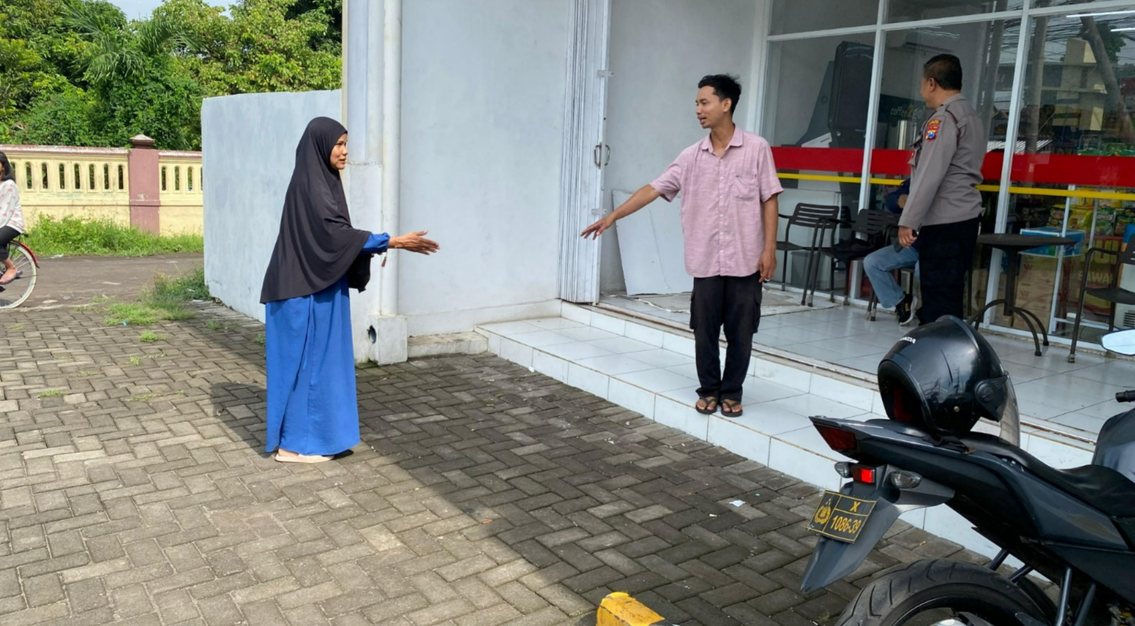 LOKASI KEJADIAN: Rahmi Ariani menunjukkan lokasi parkir motornya dan kemudian digondol maling.