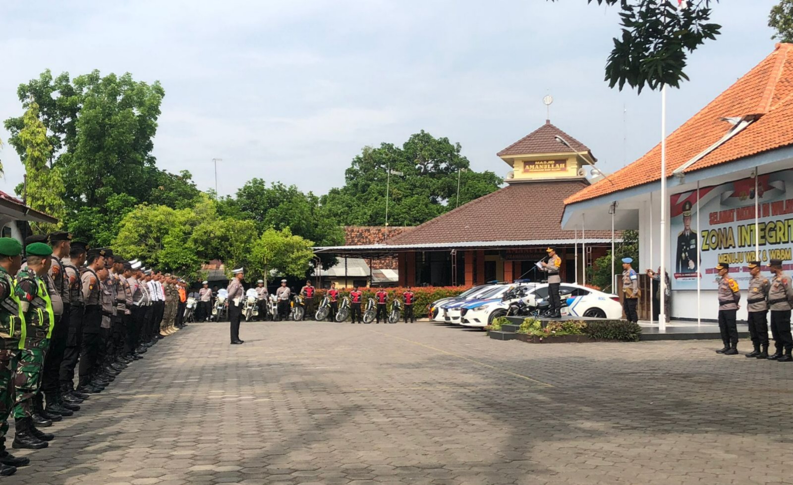 APEL: Kapolres Probolinggo Kota AKBP Rico Yumasri memimpin Apel Pasukan Operasi Zebra Semeru 2025 di Mapolresta Probolinggo, Senin (17/11).