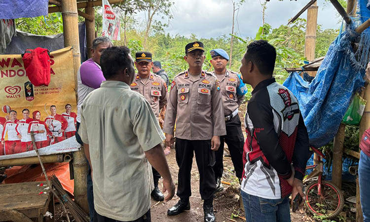 CEK LOKASI: Personel kepolisian saat mendatangi lokasi di Desa Pucangsari, Kecamatan Purwodadi yang diduga dipakai judi sabung ayam.