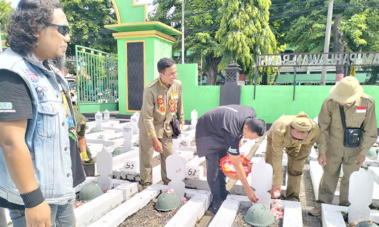 Aksi tabor bunga di Taman Makam Pahlawan di Bangil oleh scootermania.