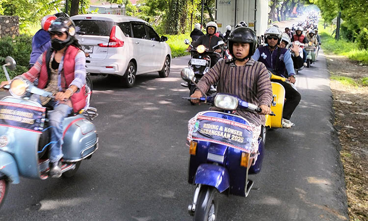 Pakaian tradisional yang dikenakan saat riding bareng scootermania.
