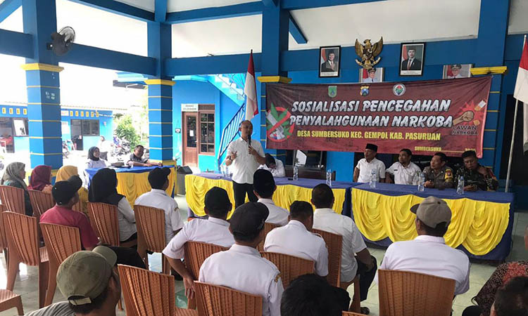 HARUS PAHAM: Sosialisasi bahaya narkoba yang digelar Satresnarkoba Polres Pasuruan di Balai Desa Sumbersuko, Kecamatan Gempol.
