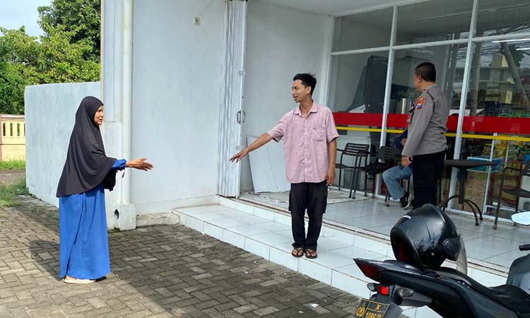 LOKASI KEJADIAN: Rahmi Ariani menunjukkan lokasi parkir motornya dan kemudian digondol maling.