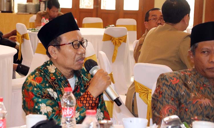 SOLUSI  BERSAMA: Beberapa isu yang diangkat oleh peserta pun dibahas bersama mencari solusi bersama. Tampak salah satu tokoh masyarakat saat menyampaikan pertanyaan.