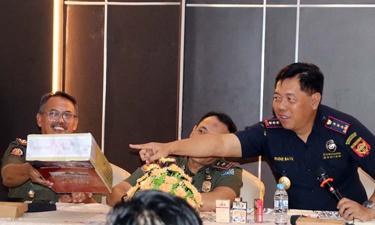 ILEGAL: Kepala KPPBC TMP C Probolinggo Rudie Bayu Widjanarko menunjukkan ciri-ciri rokok ilegal yang patut diwaspadai.