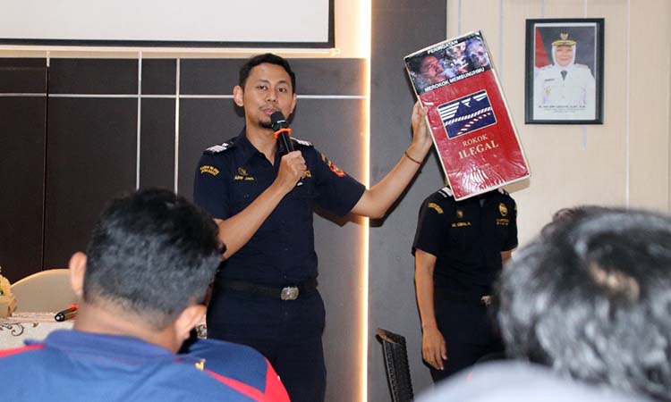 SOSIALISASI: Sosialisasi Ketentuan Peraturan Perudang-undangan Bidang Cukai digelar di Aula Kantor Satpol PP Kota Probolinggo, Senin (17/11).
