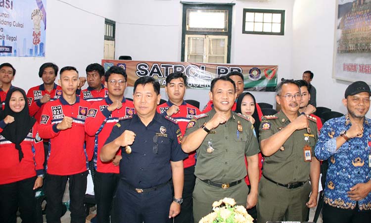 Usai seremonial pembukaan sosialisasi, Kepala KPPBC TMP C Probolinggo Rudie Bayu Widjanarko didampingi Kepala Satpol PP Kota Probolinggo Fatchur Rozy foto bersama seluruh peserta sosialisasi.