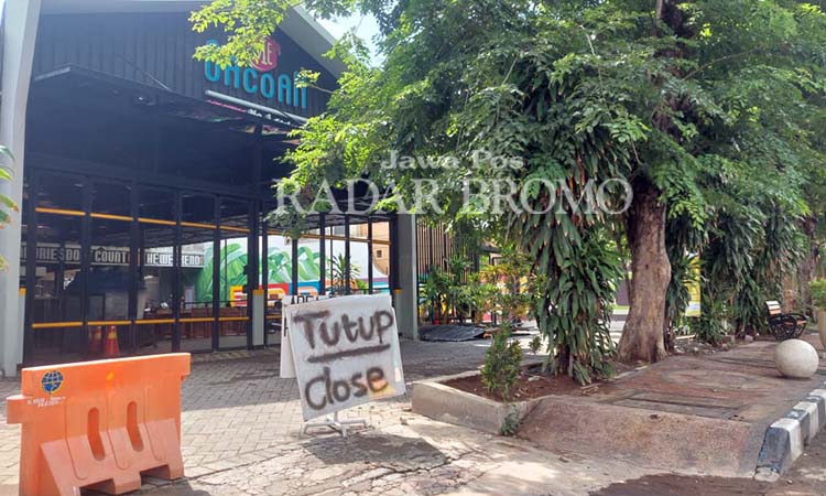 MASIH TUTUP: Mie Gacoan di Jalan Suroyo Probolinggo yang sejauh ini masih tutup karena perizinan belum tuntas. (Arif Mashudi/ Radar Bromo)