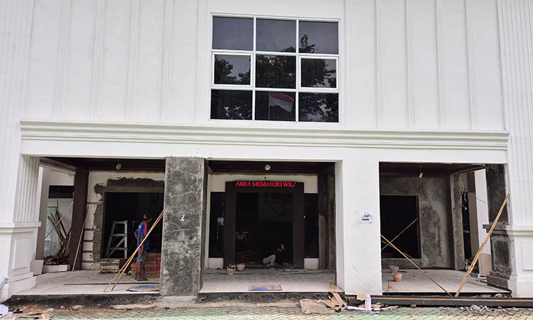 DIREHAB: Kantor Kejari Kota Pasuruan di Jalan Panglima Sudirman yang tengah direhab. Dana Rp 1,3 miliar digulirkan Pemkot Pasuruan untuk membenahi sejumlah bagian gedung.