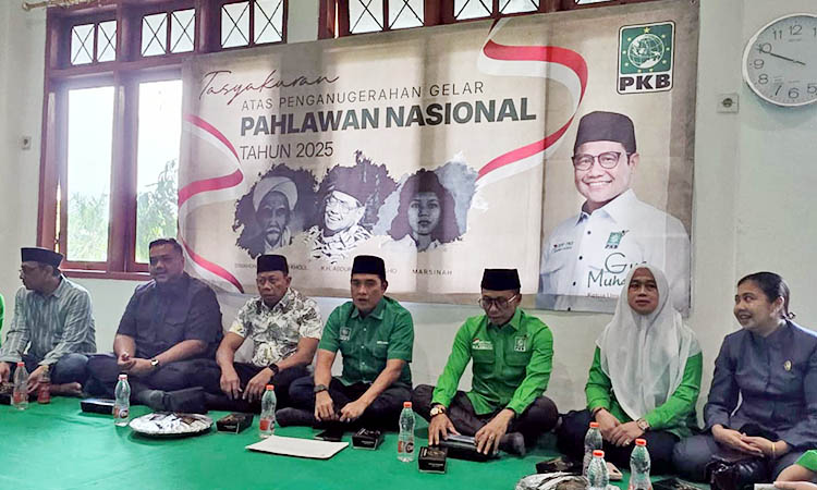 DOA BERSAMA: Anggota Fraksi PKB saat sedang melaksanakan doa bersama untuk mendiang Syaikh Kholil Bangkalan, Gus Dur dan Marsinah yang dianugerahi gelar pahlawan.