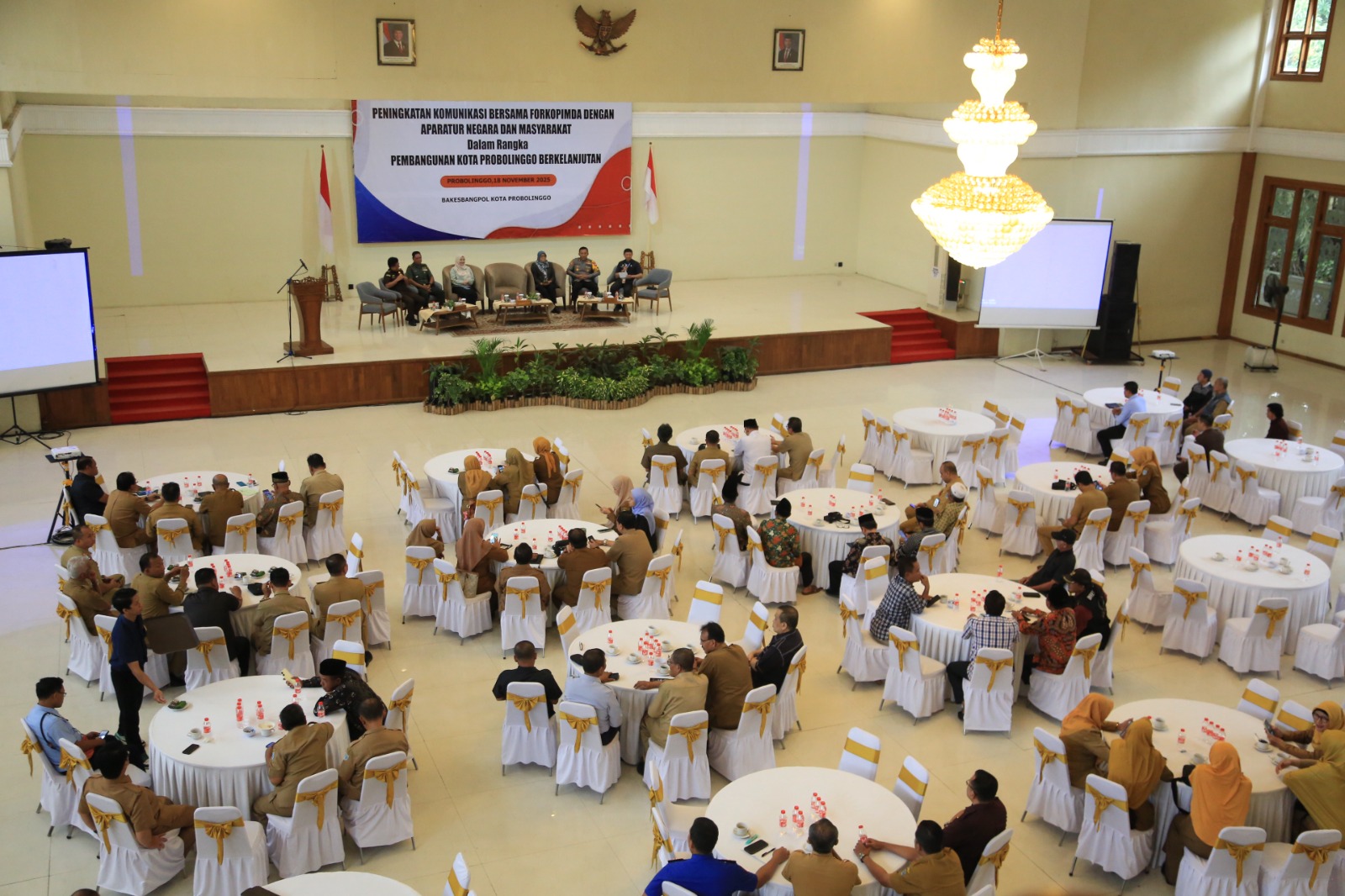 SERATUS: Beginilah pemandangan saat 100 peserta mengikuti Dialog Interaktif, Forkopimda, aparatur negara, dan masyarakat duduk bersama demi pembangunan Kota Probolinggo Berkelanjutan.