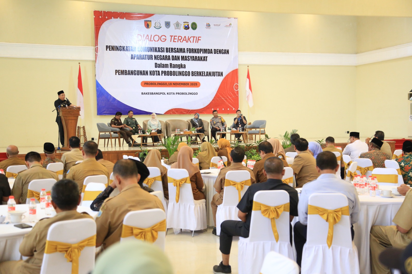 SERATUS: Beginilah pemandangan saat 100 peserta mengikuti Dialog Interaktif, Forkopimda, aparatur negara, dan masyarakat duduk bersama demi pembangunan Kota Probolinggo Berkelanjutan.