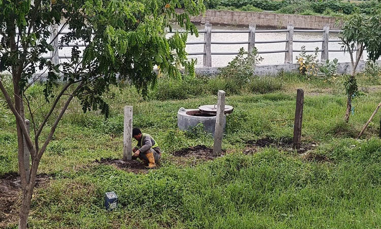 DIPASANG: Pagar jalan tol yang sempat roboh imbas terdampak hujan deras dengan intensitas tinggi. Pagar tersebut akhirnya dipasang kembali, untuk memastikan keamanan di jalur bebas hambatan, Gempas.