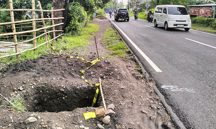 LUBANG: Keberadaan lubang di ruas Bangil-Pandaan yang disiapkan untuk pemasangan PJU. Sebanyak 304 unit lampu PJU akan ditempatkan di jalur tersebut.