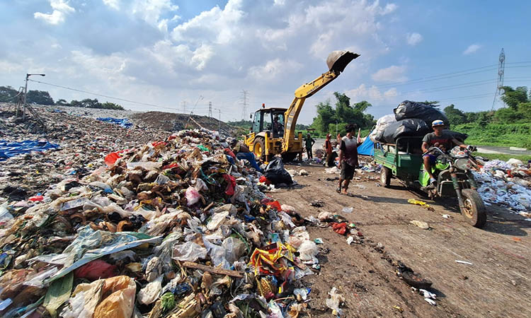 TUMPUKAN: Sampah-sampah yang hanya bisa ditumpuk di TPA Wonokerto, Kecamatan Sukorejo. Dengan adanya insinerator, diharapkan penanganan sampah bisa lebih optimal.
