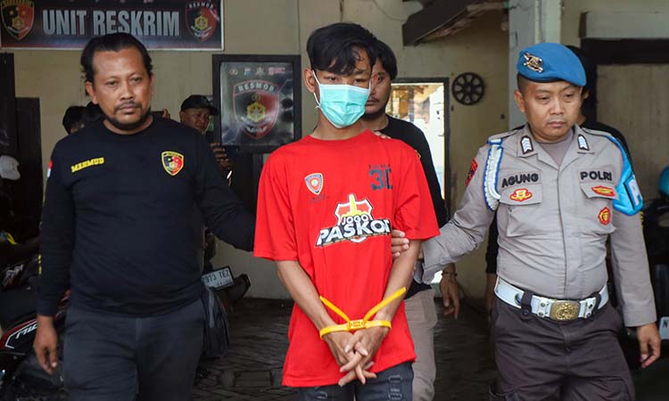 GELAP MATA: Tersangka Rendy Septian Ananstasyah (tengah) saat dikeler petugas Polres Pasuruan Kota.