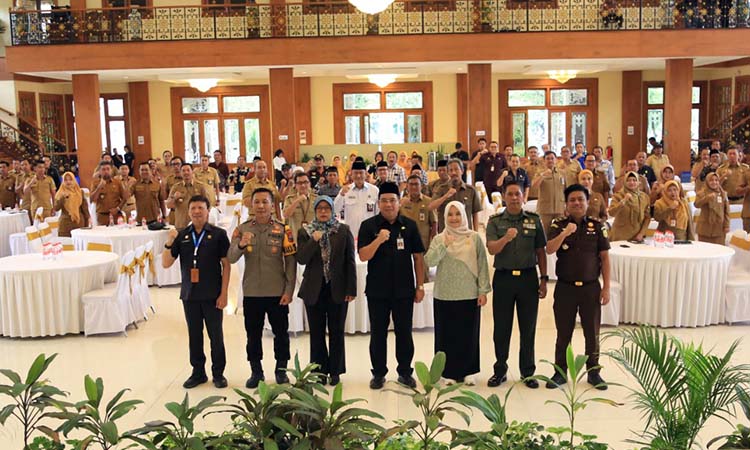 FOTO BERSAMA: Usai seremonial pembukaan Dialog Interaktif, Wali Kota dr. Aminuddin bersama Forkopimda dan seluruh peserta foto bersama di Ballroom Paseban Sena Hotel dan Resto.