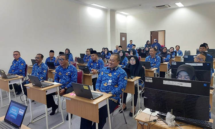 UJI KOMPETEN: Para pejabat administrator, pengawas dan fungsional di lingkungan Pemkab Probolinggo mengikuti penilaian kompetensi metode Pro ASN BKN.