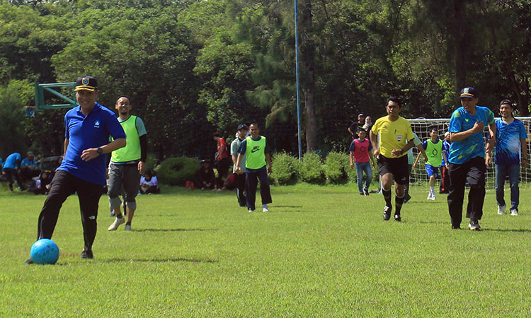 EKSHIBISI: Kepala Dinkes Kabupaten Probolinggo dr. Hariawan Dwi Tamtomo, M.MKes. menggiring bola dalam pertandingan ekshibisi Fun Mini Soccer.