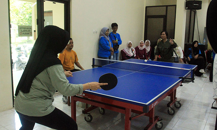 TENIS MEJA: Kabid Kesehatan Masyarakat Dinkes Kabupaten Probolinggo Sri Wahyu Utami, S.KM., M.MRS.  (kanan) mengikuti pertandingan tenis meja.
